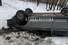Автомобиль пролетел между деревьями и опрокинулся на крышу