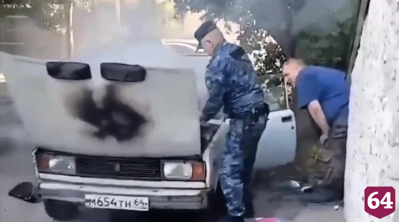 Саратовские приставы потушили автомобиль и предотвратили взрыв 