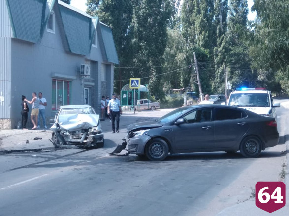 Уснувший водитель «Лады» протаранил иномарку у автобусной остановки