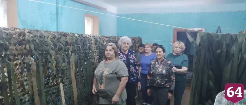 Саратовские волонтеры сплели и отправили на передовую 400-ю маскировочную сеть