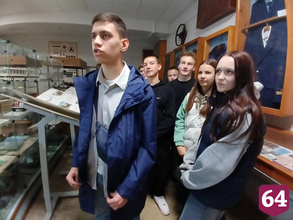 Саратовским школьникам показали клюшку Третьяка и сноп Ельцина