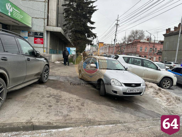 В центре Саратова инспекторы ГИБДД эвакуировали машины автохамов