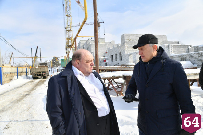 В Саратове на стройке дома для врачей трудится полсотни каменщиков 