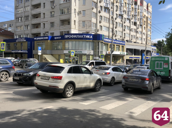 ДТП с такси спровоцировало пробку в центре Саратова