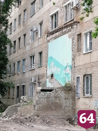 В Энгельсе на руинах снесенного дома играют дети