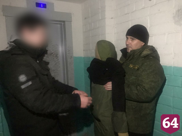 Житель Энгельса пытался изнасиловать женщину в подъезде и получил 5 лет 