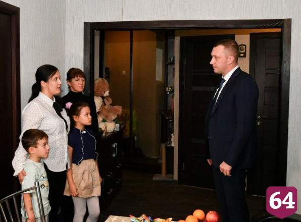 Саратовский губернатор встретился с семьей мобилизованного и пообещал помощь