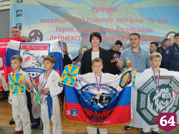 Жители почтили память спасших поселок летчиков