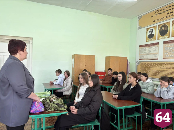 Саратовским школьникам показали изделия волонтеров для бойцов СВО