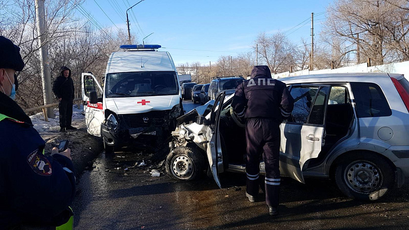 В аварии со «скорой» в Саратове травмировались 4 человека