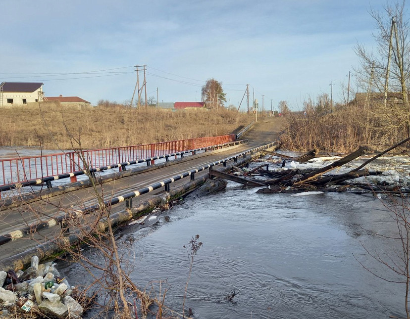 В Саратовской области паводковые воды затопили мост и 4 плотины