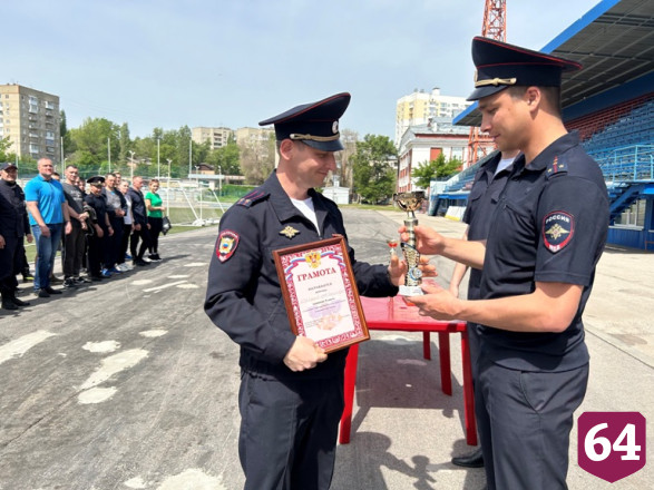 В Саратове полицейские соревновались в перетягивании каната