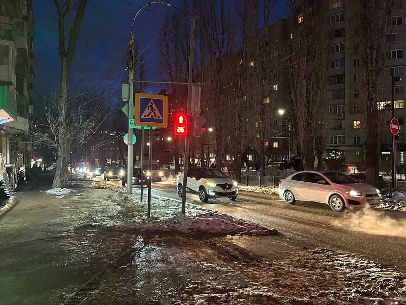 Вечер пятницы саратовцы проводят в 9-балльных пробках