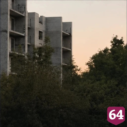 В Саратове упала со 2-го этажа заброшенного дома и разбилась 11-летняя девочка