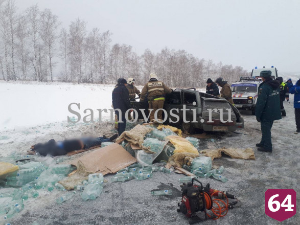 Под Саратовом разбились 2 человека в аварии с грузовиком с минералкой