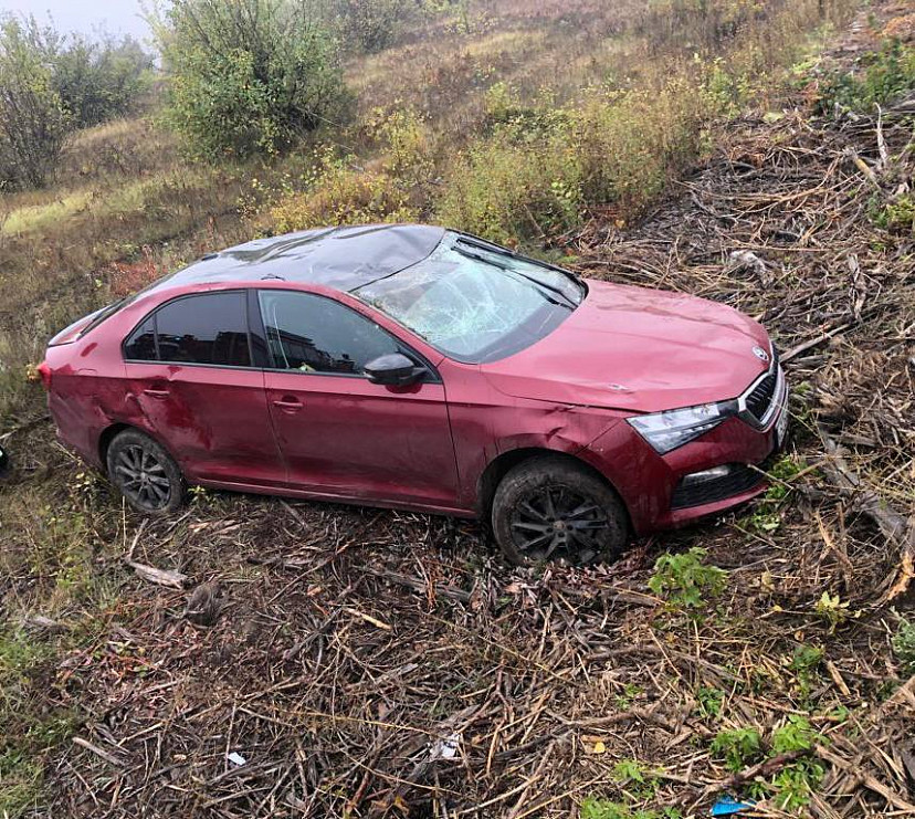 На трассе под Саратовом водитель опрокинул «Шкоду» в кювет