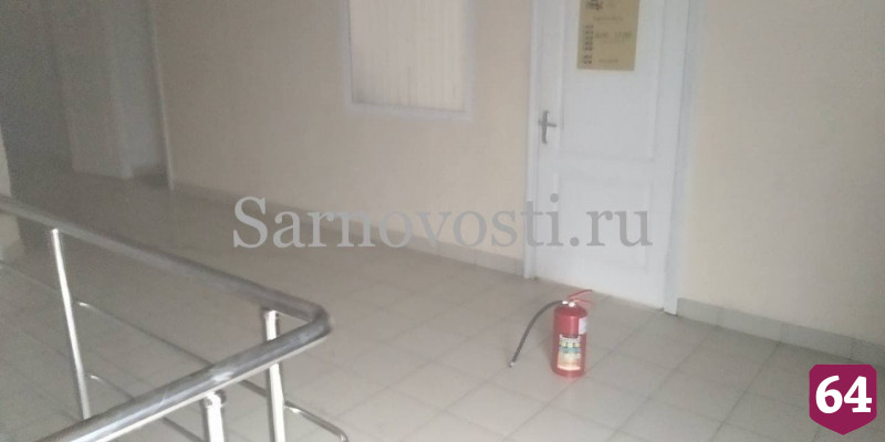 Из горящего развлекательного центра под Саратовом эвакуировали 30 человек