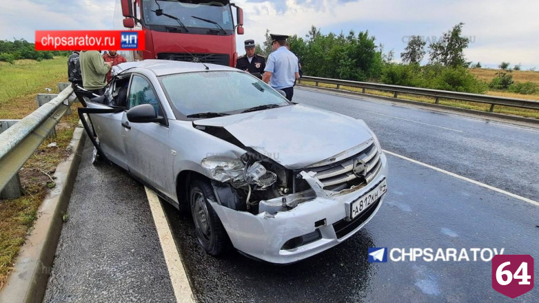 Двое взрослых и двое детей покалечились в ДТП с фурой под Саратовом