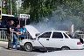 Очевидцы тушили горевший на дороге автомобиль