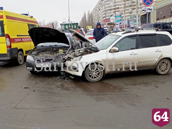 В Саратове водитель легковушки разбился в ДТП с такси