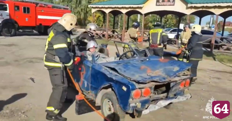 В Саратове пожарные разрезали крышу «Жигулей» для спасения пострадавших в ДТП