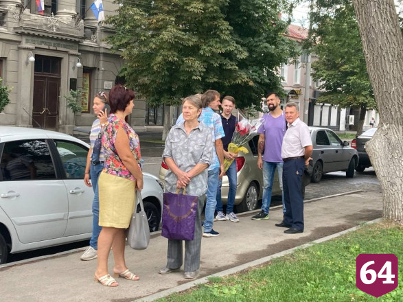 Жители Саратова возложили цветы к памятнику Олегу Табакову