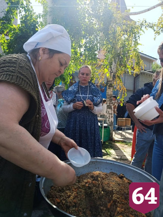 На саратовском фестивале самоваров кормили пловом и катали на ослике