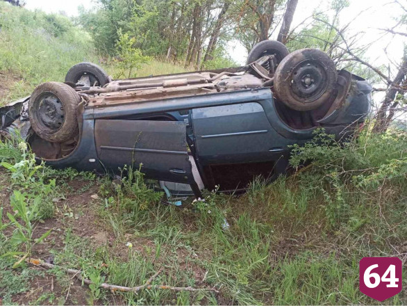 Пожилой водитель опрокинул «Рено» в кювет и попал в больницу
