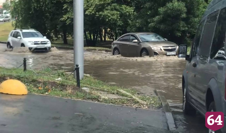 Саратовцы после ливня засняли мощный «водопад» на набережной