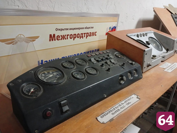 Саратовским школьникам показали клюшку Третьяка и сноп Ельцина