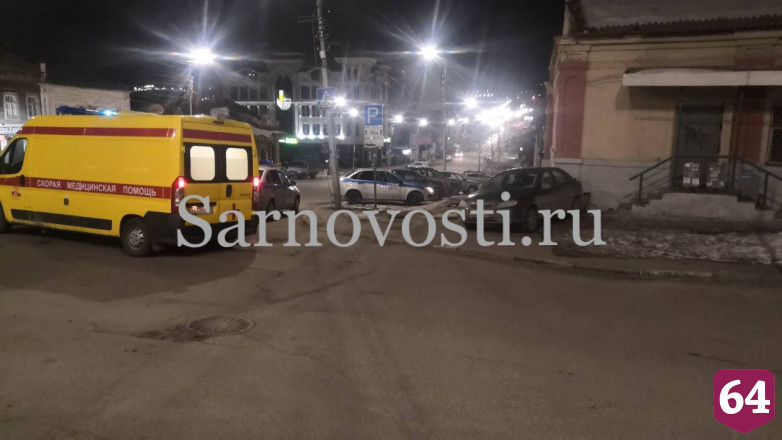 В Саратове неуправляемая иномарка сбила женщину и протаранила дом