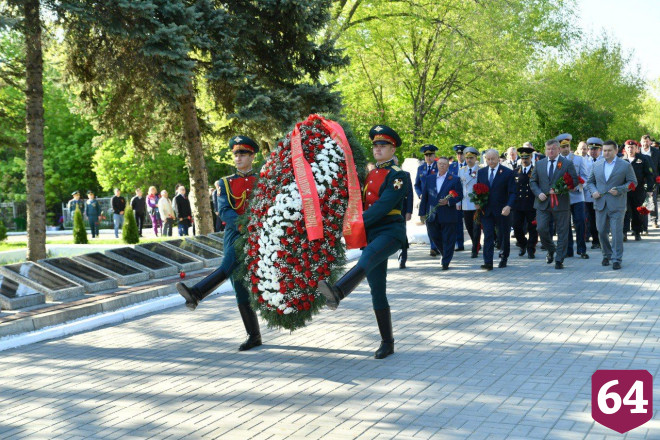 Саратовский губернатор почтил память погибших в Великой Отечественной войне