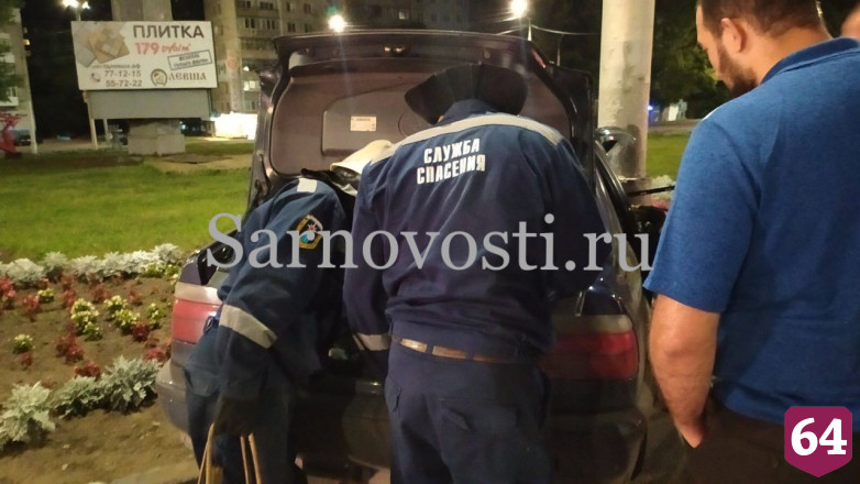 В Саратове пассажир легковушки разбил лицо в ДТП со столбом