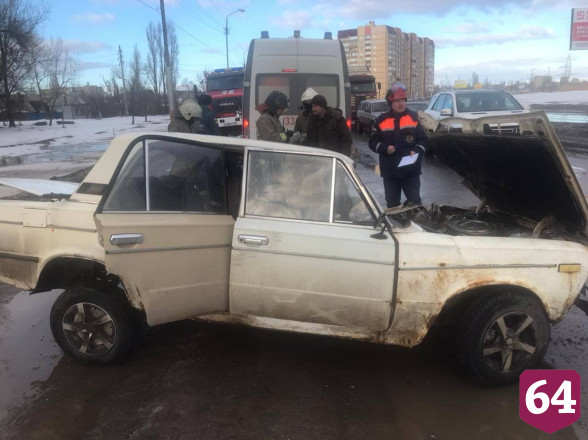 Водителя легковушки зажало после ДТП с грузовиком под Саратовом