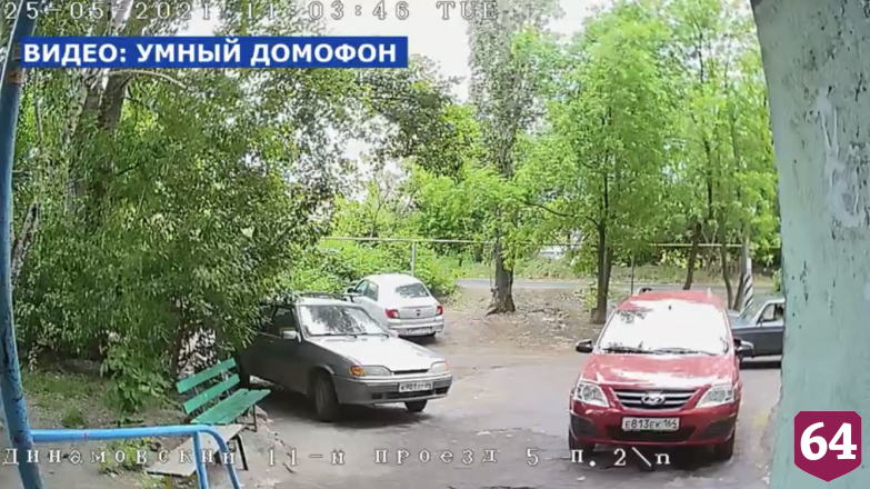 В Саратове автоледи протаранила машину у подъезда и скрылась