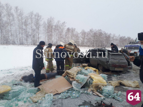 Под Саратовом разбились 2 человека в аварии с грузовиком с минералкой
