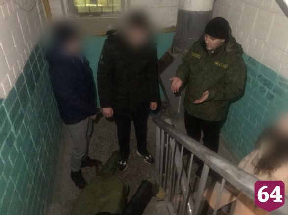Житель Энгельса пытался изнасиловать женщину в подъезде и получил 5 лет 