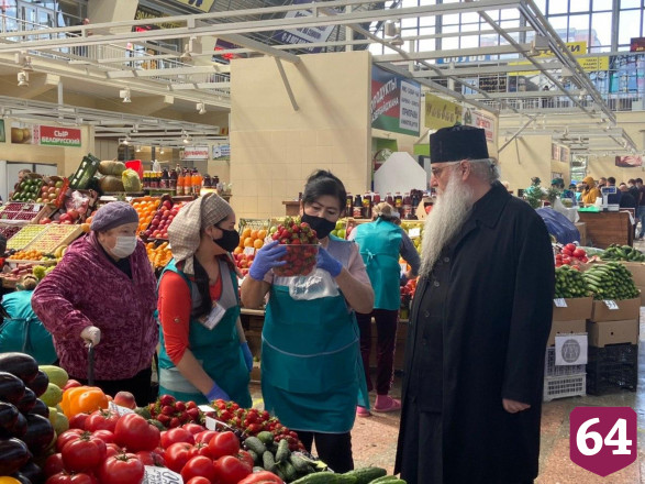 Саратовские полицейские попросили надеть маску митрополита Лонгина