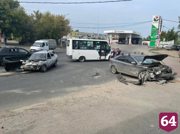 Водитель «Лады» попал в больницу после ДТП у автозаправки