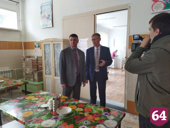 Зампред проверил температуру в школах 