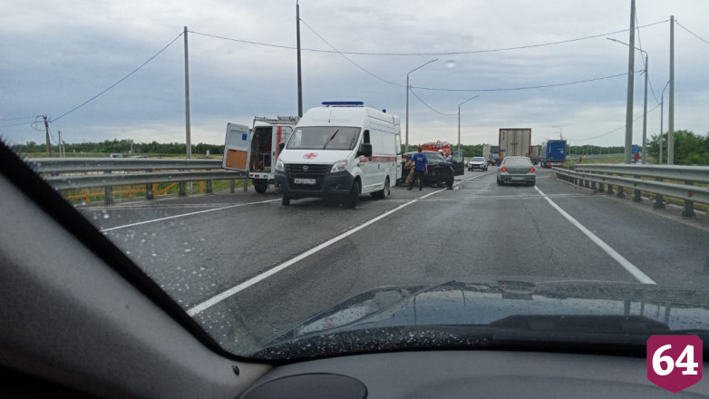 Водитель «Весты» погиб в аварии на трассе под Саратовом