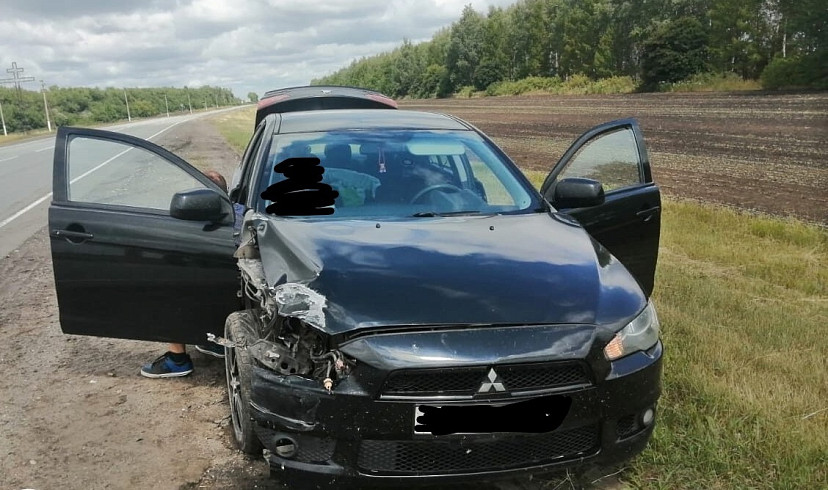 Под Саратовом рейсовый автобус столкнулся с иномаркой