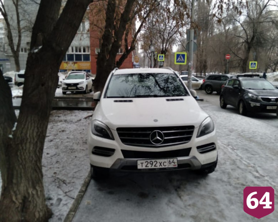 В Саратове автохам бросил Mercedes на тротуаре