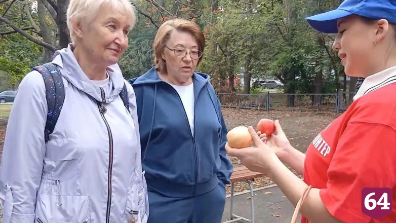 В Саратове пенсионерки и молодежь разгадывали кроссворд на асфальте