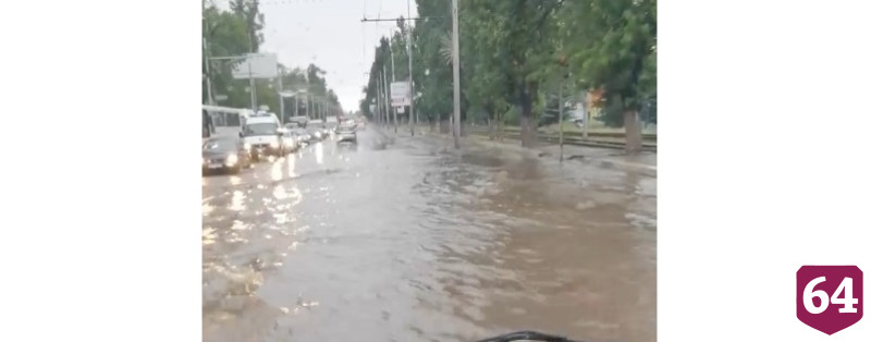 В Саратове последствия ливня устраняют 9 аварийных бригад 