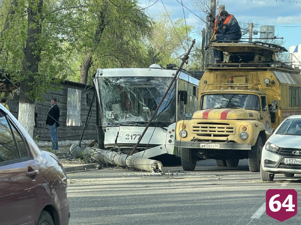 Две пассажирки травмировались при столкновении троллейбуса со столбом  