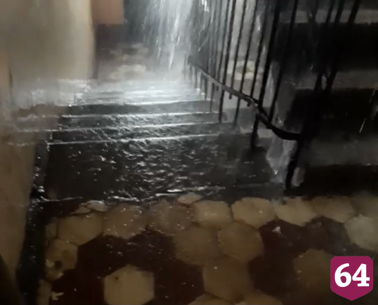 Жители Саратова сняли ливень в подъезде многоэтажного дома