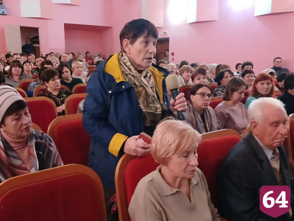Саратовских чиновников призвали отремонтировать крышу учительнице