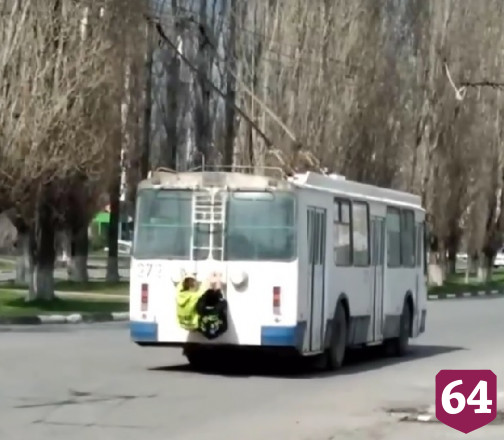 Жители заметили на лестнице троллейбуса зацеперов