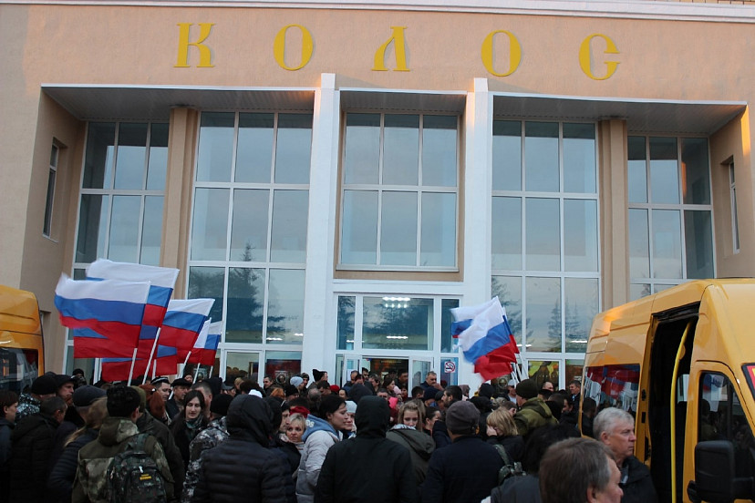 Мобилизованных саратовцев на проводах благословляли священники и имамы